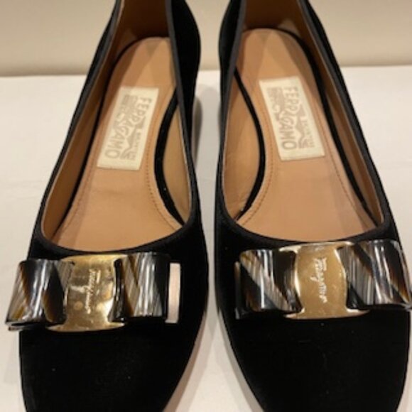 Salvatore Ferragamo Vara Bow Pumps Luxurious Black Velvet Upper 8.5B - Picture 10 of 12